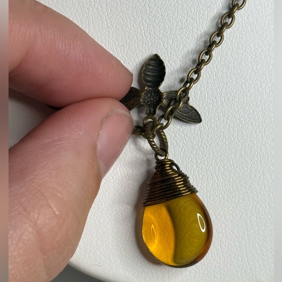 Antique Gold Tone Bee Charm Necklace - Picture 4 of 7